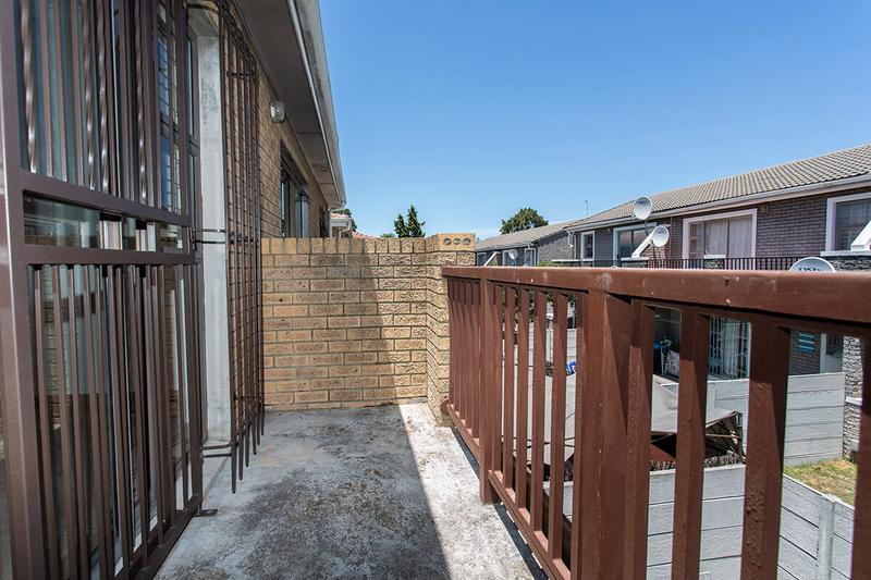 2 Bedroom Property for Sale in Oakglen Western Cape